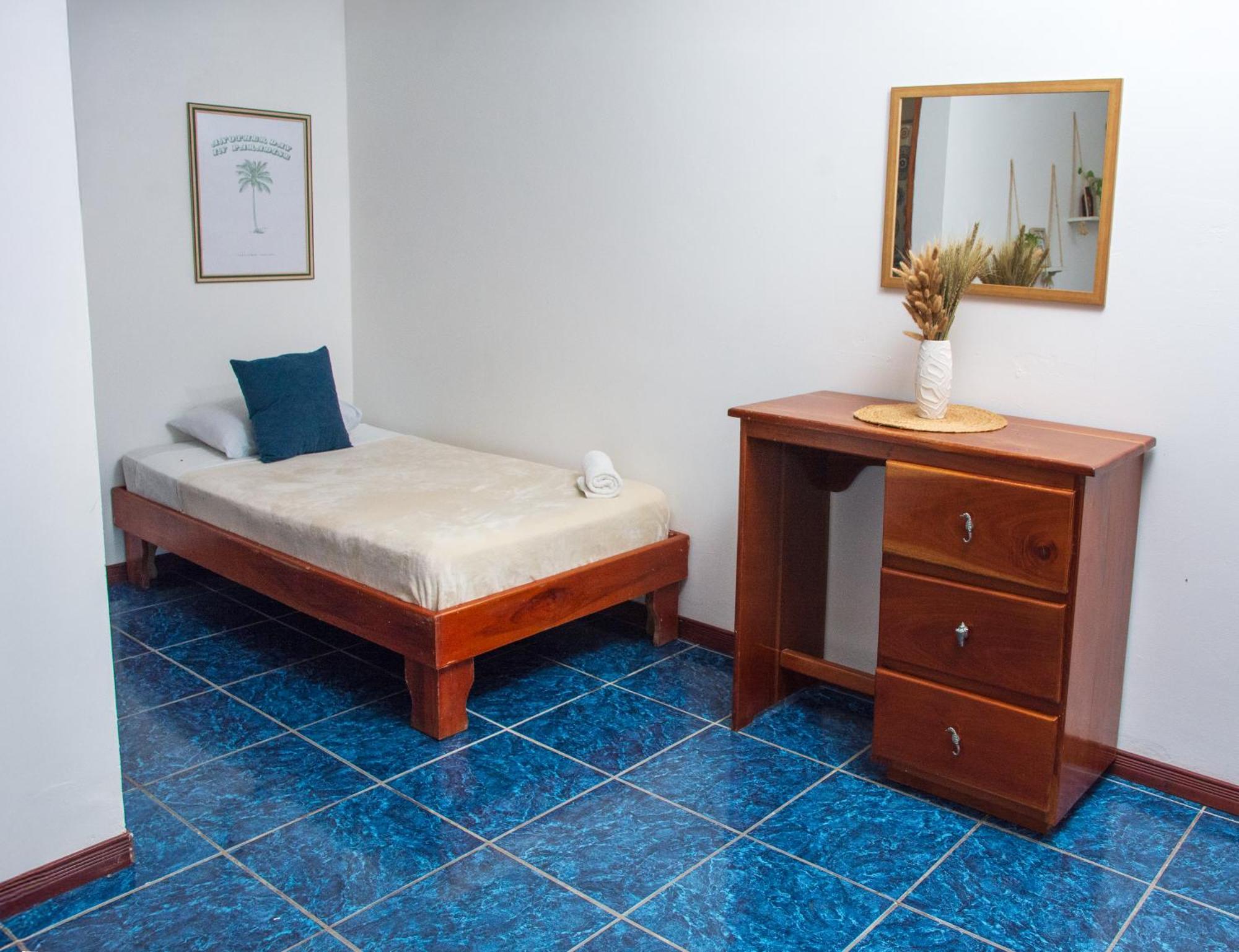 La - Hostel
