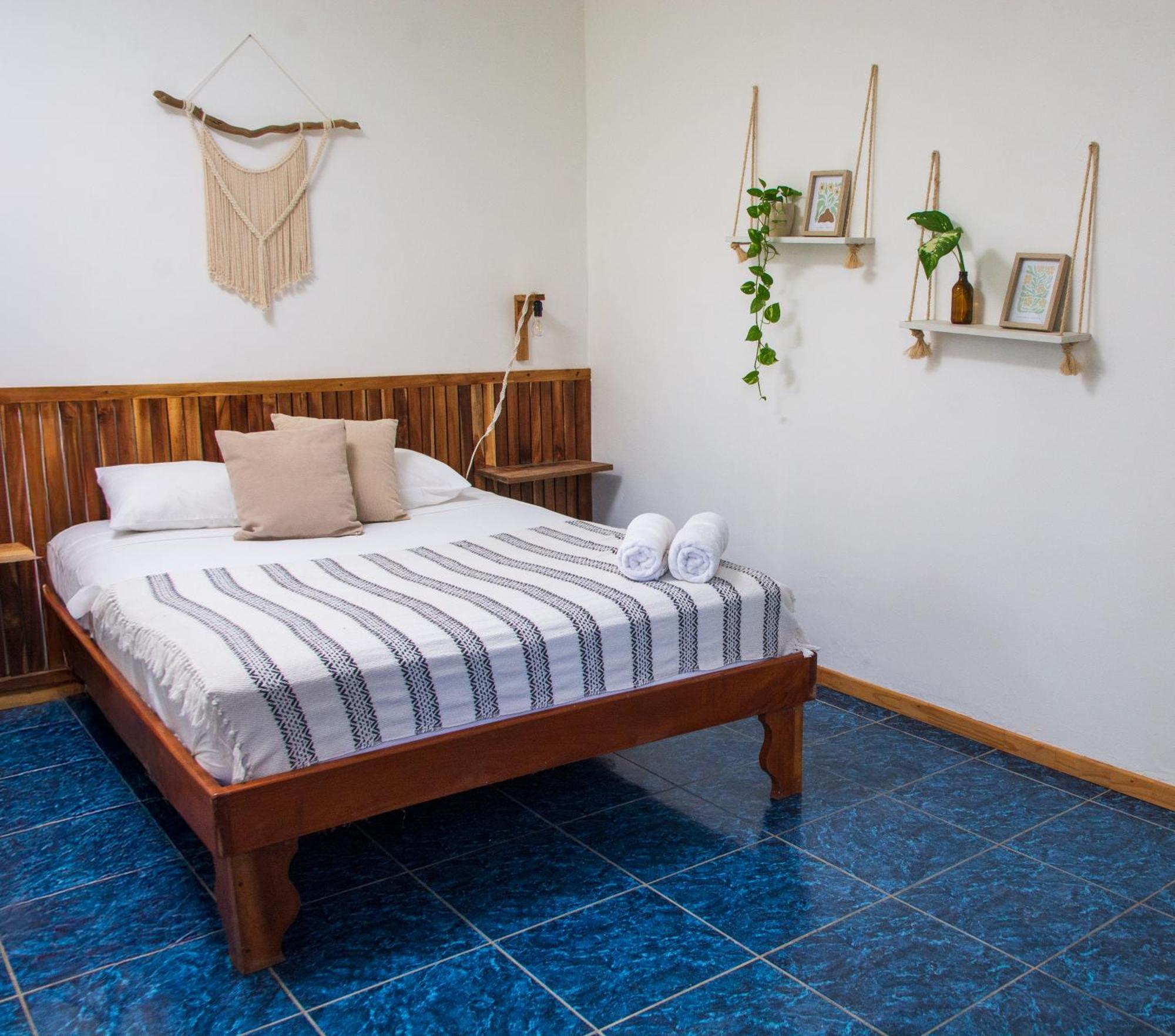 La - Hostel